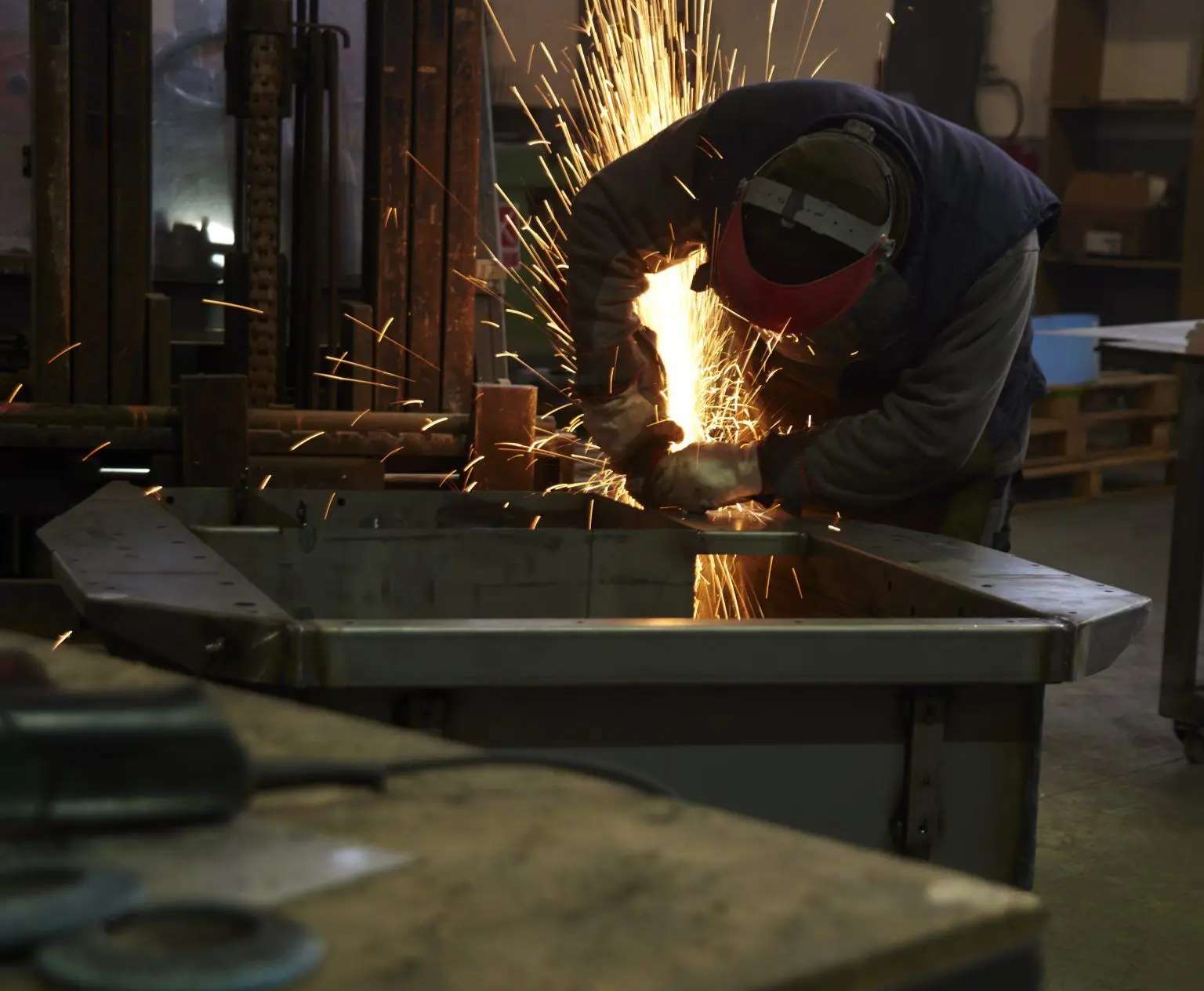Trabajo con metal en las instalaciones de Neolaser