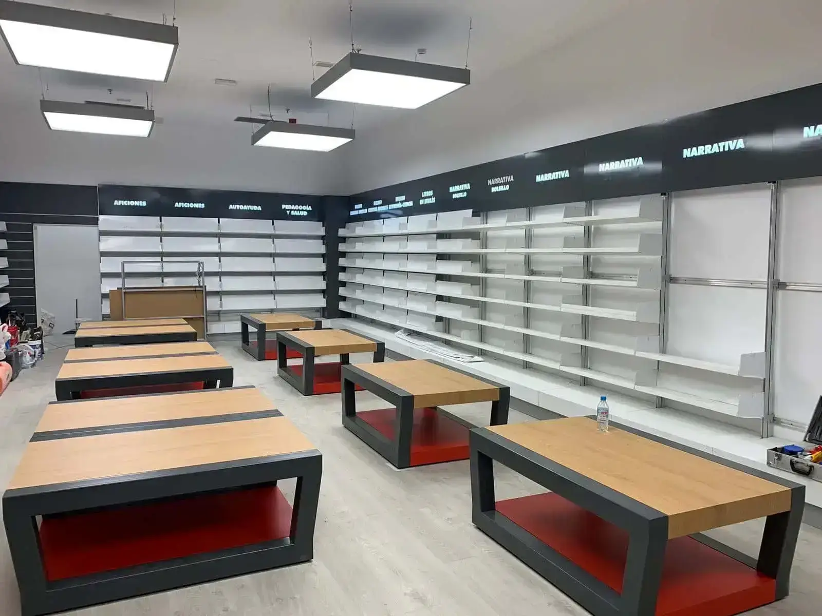 Mobiliario comercial Book Center