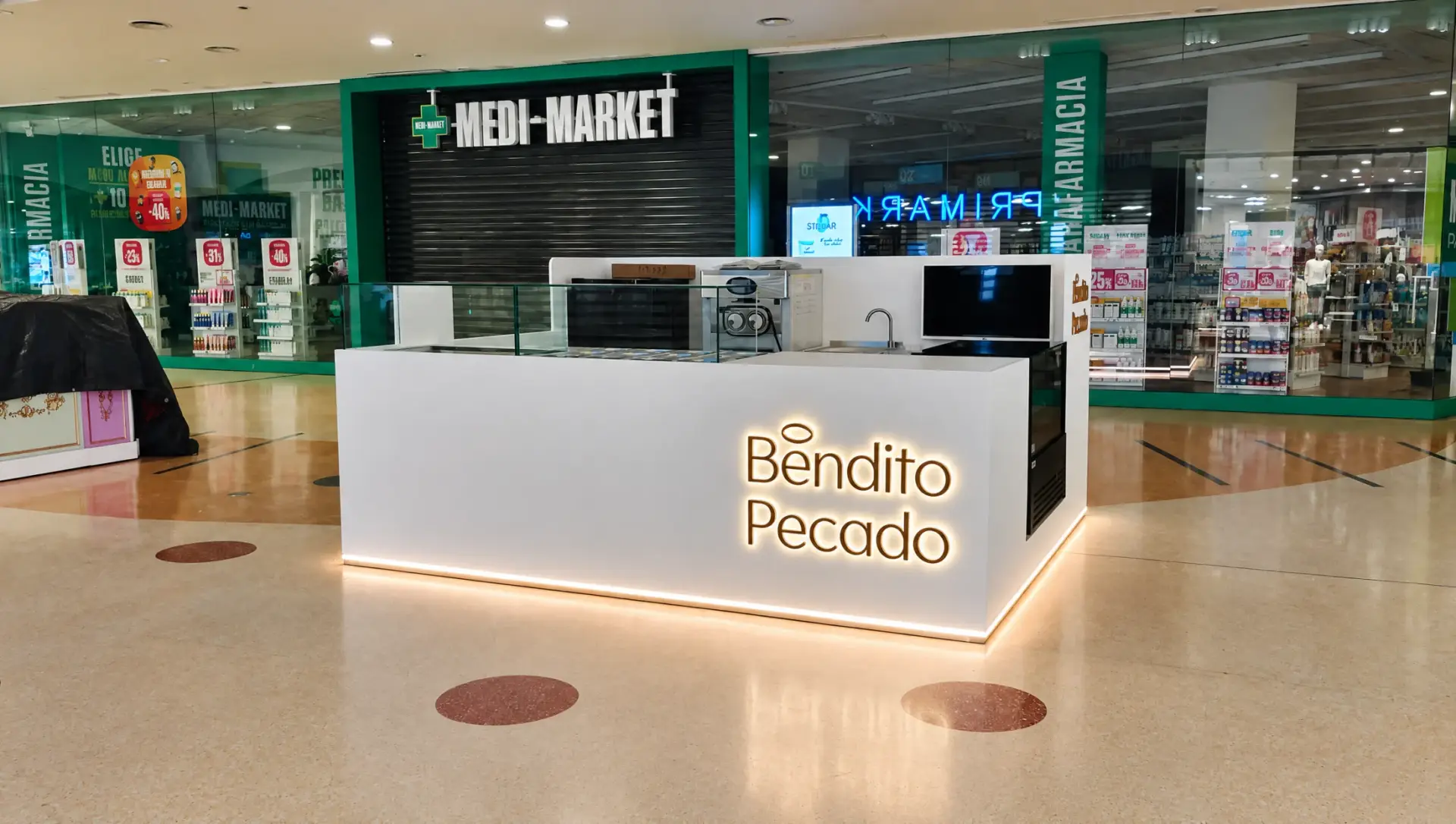 Frente iluminado del punto de venta Bendito Pecado