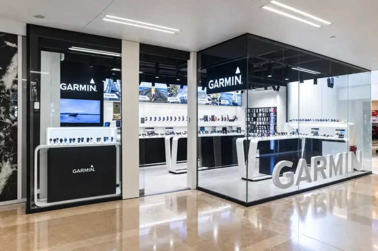 Tienda Garmin con mobiliario comercial y escaparate fabricado para el proyecto retail