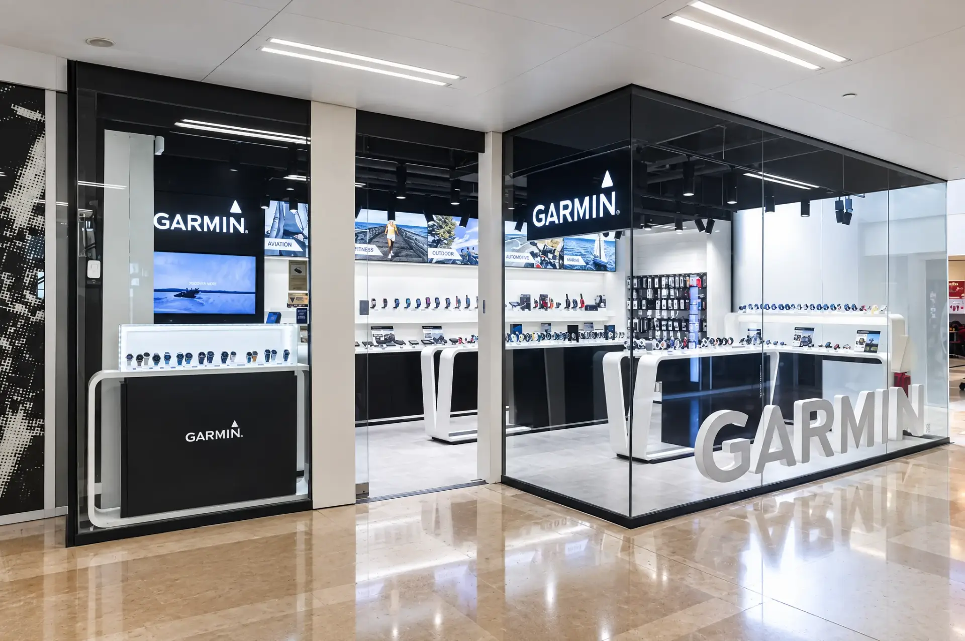 Tienda Garmin con mobiliario comercial y escaparate fabricado para el proyecto retail