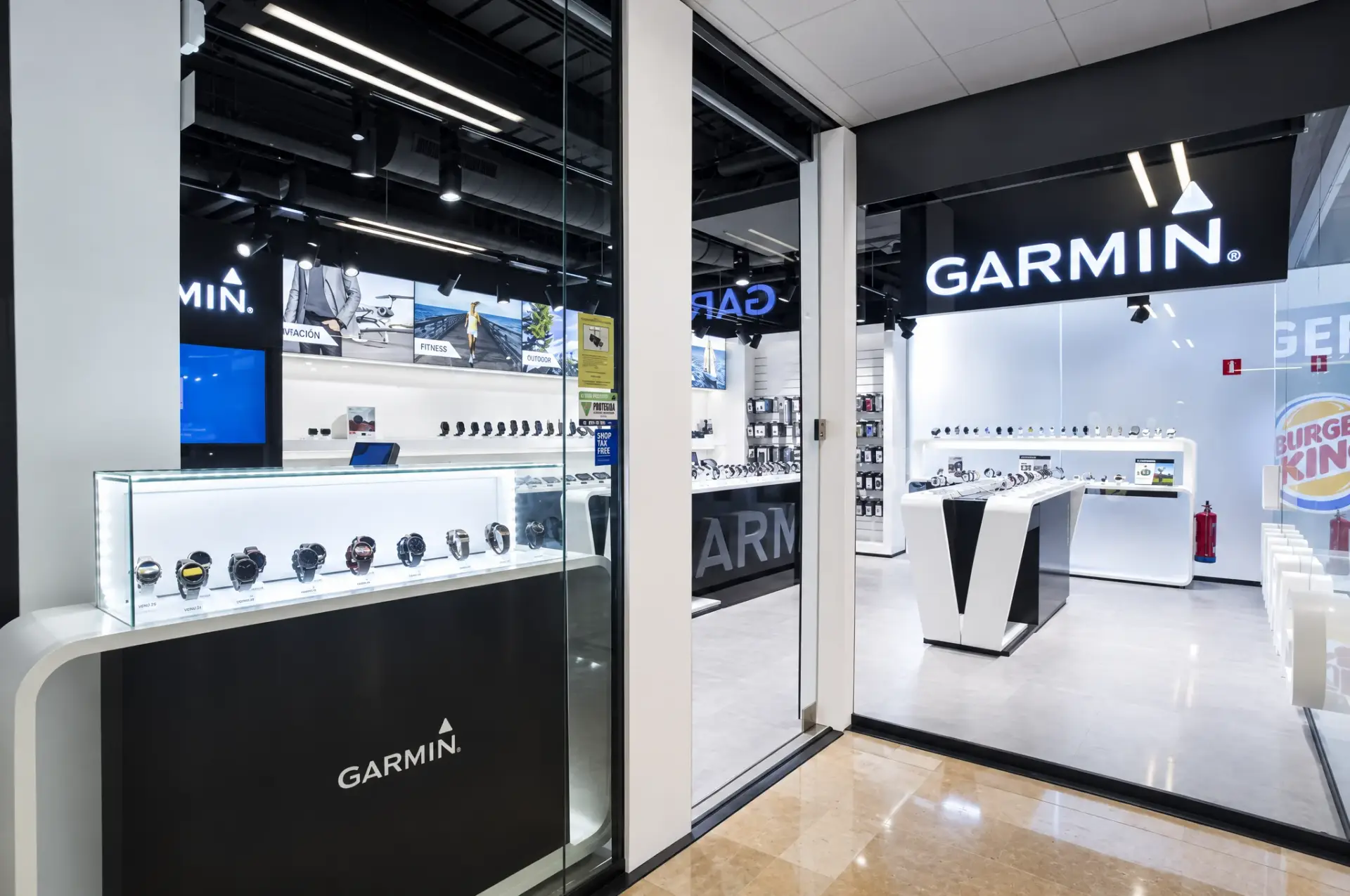 Interior de tienda Garmin con expositores y mobiliario comercial a medida