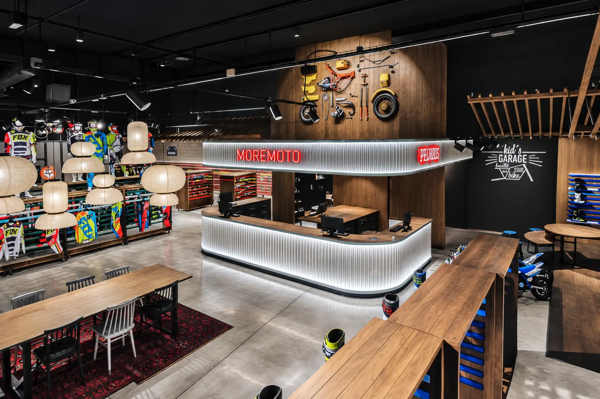Proyecto retail fabricado por Neolaser con mobiliario comercial e iluminación integrada