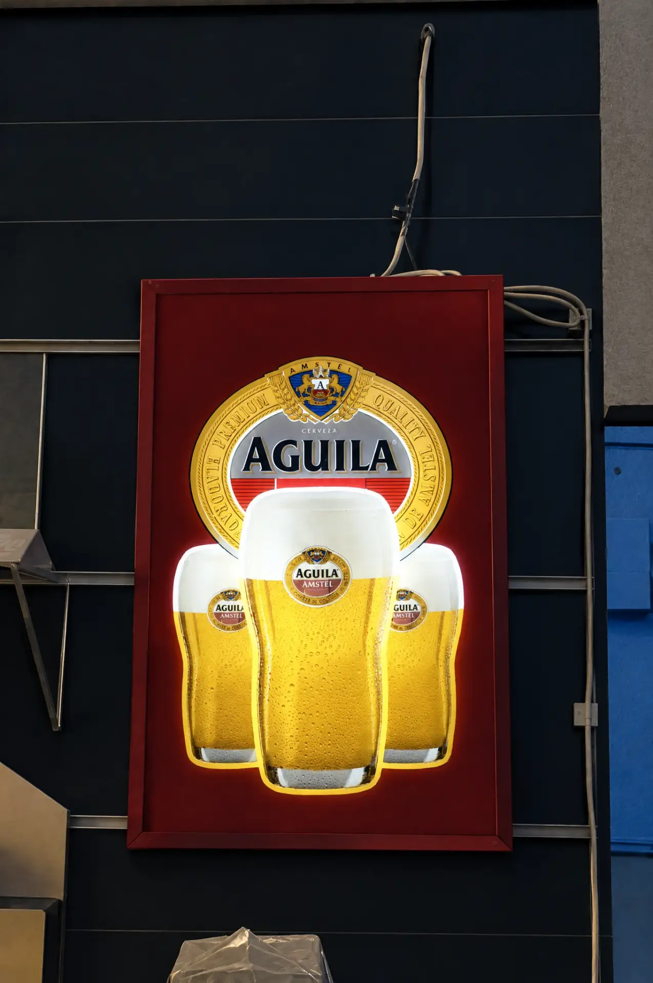 Rótulo luminoso Águila Amstel instalado en un espacio de hostelería