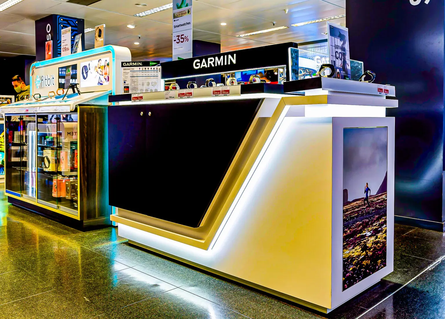 Expositor Garmin iluminado con relojes en una tienda