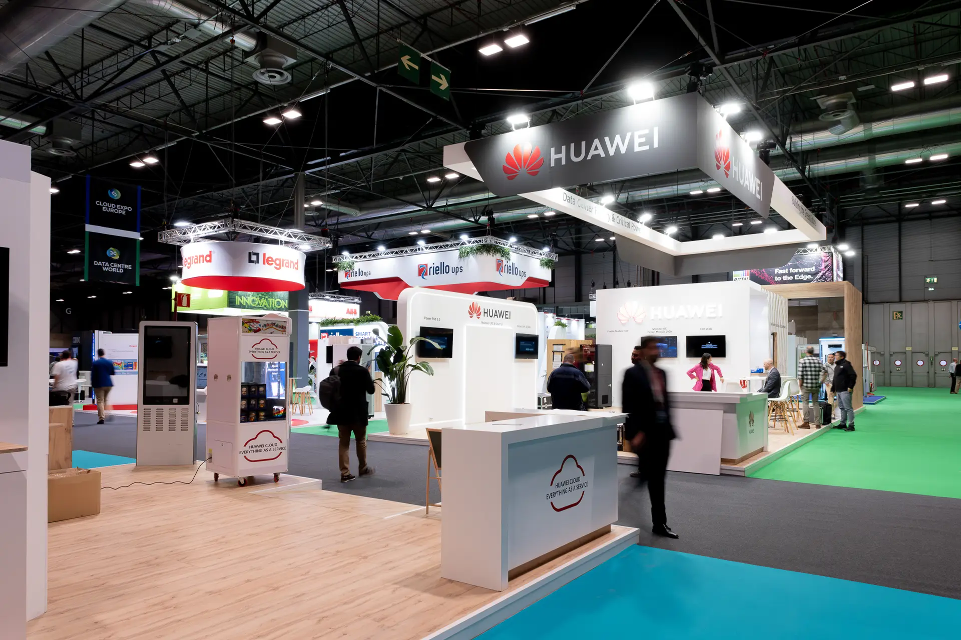 Stand de diseño ferial Huawei en IFEMA
