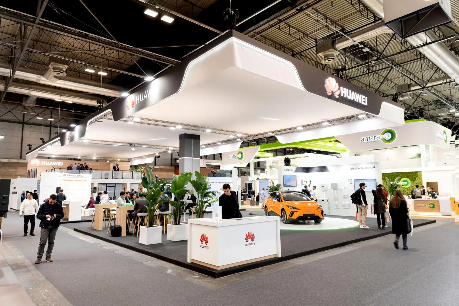 Stand Huawei presentado en un recinto ferial
