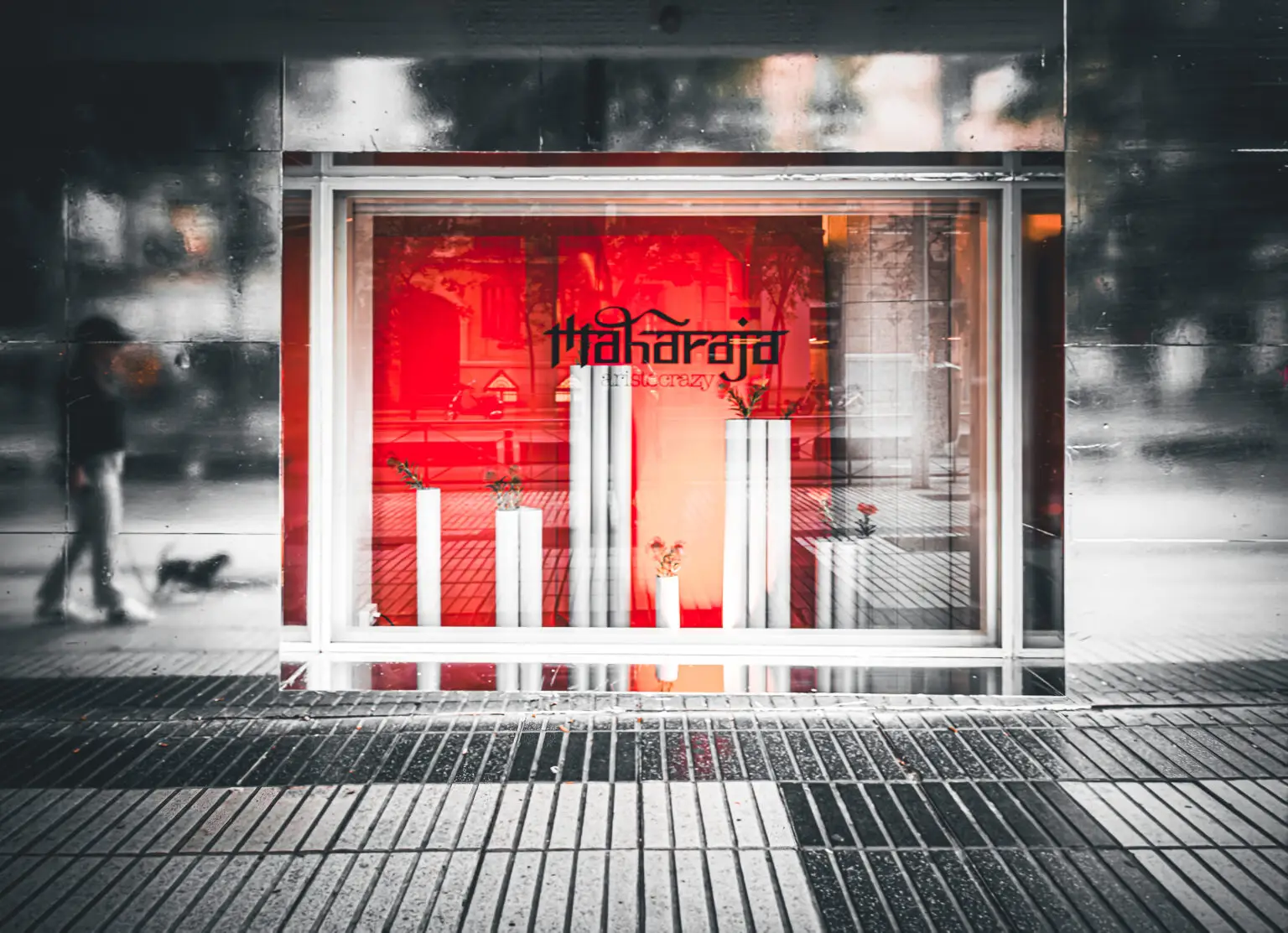 Vinilos de marca en el escaparate de Maharaja