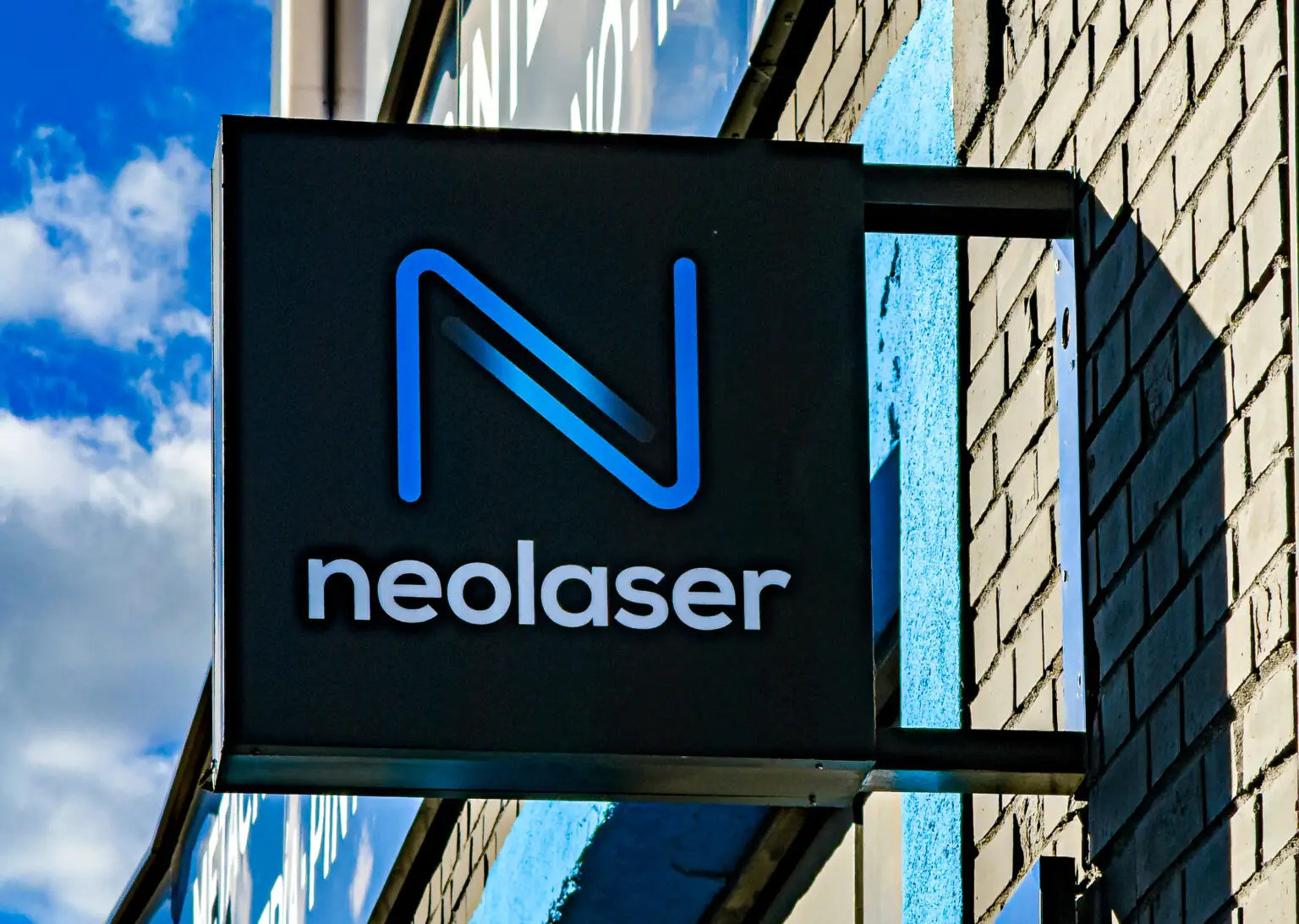 Banderola de Neolaser instalada perpendicularmente a la fachada