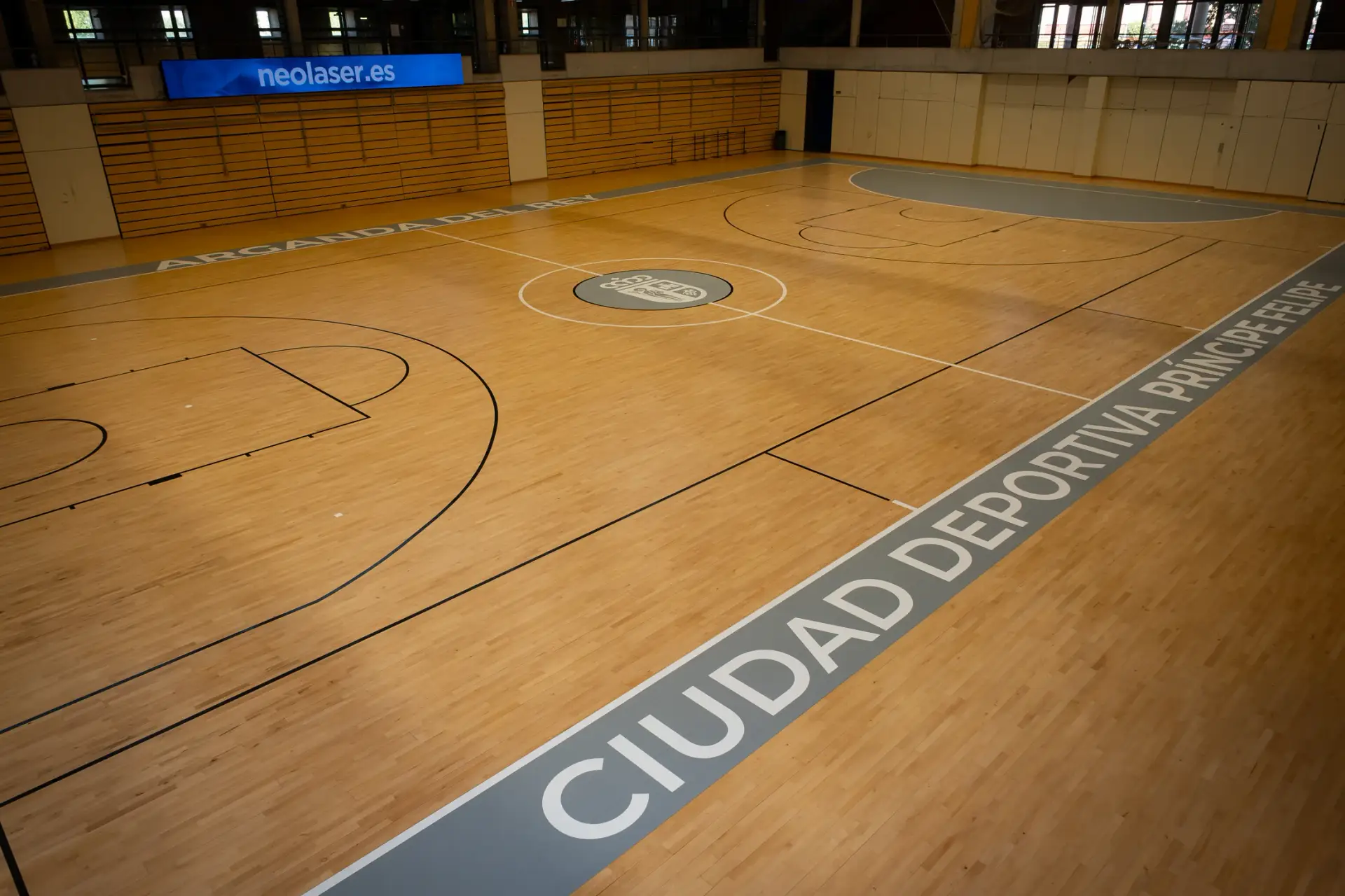 Pista terminada con el escudo central y la rotulación de la Ciudad Deportiva Príncipe Felipe y Arganda del Rey